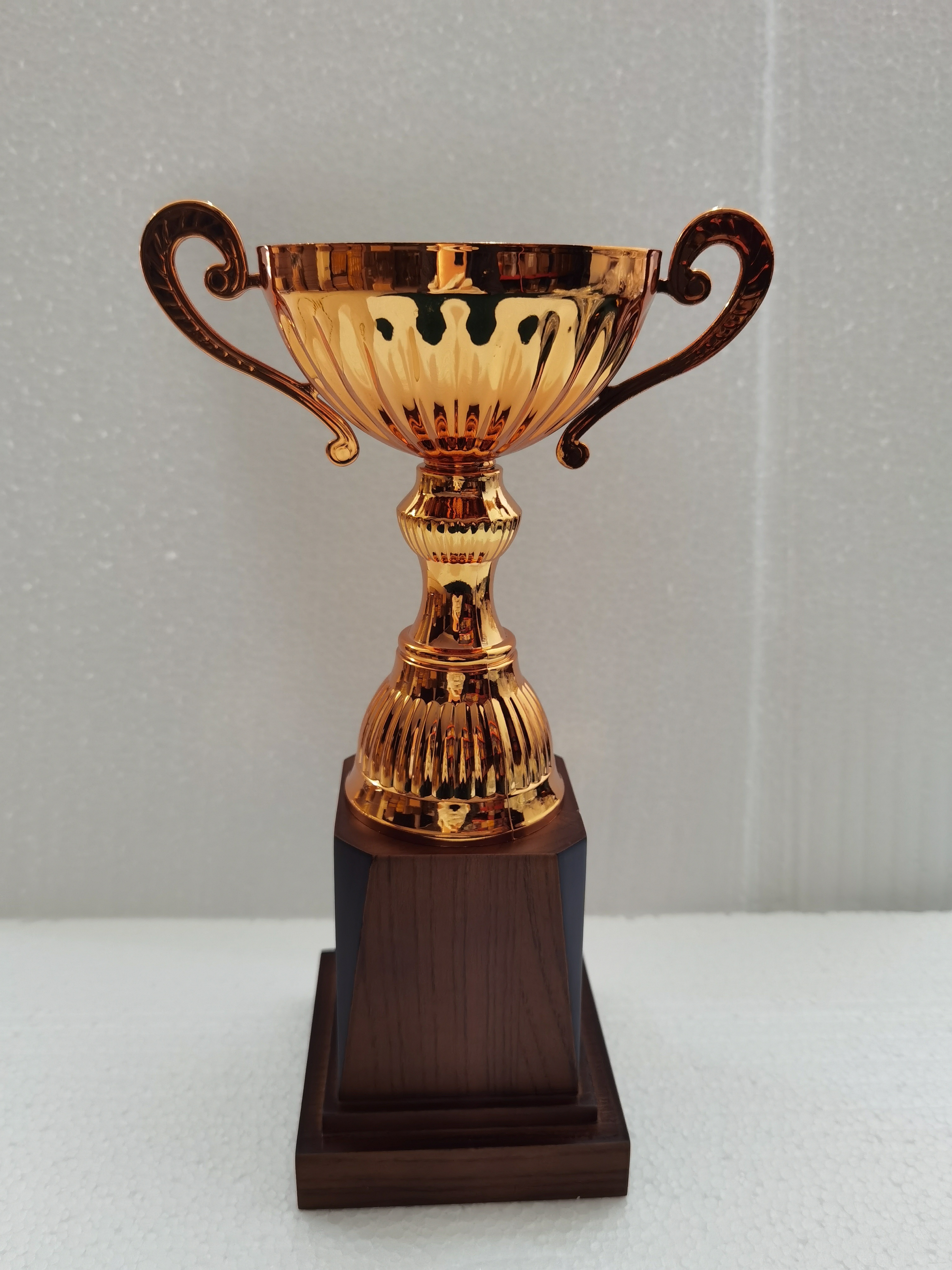 Gold, silver and copper metal wooden base trophies, high-end trophies, texture trophies, sports meeting award ceremony trophies, annual meeting prizes Specification image