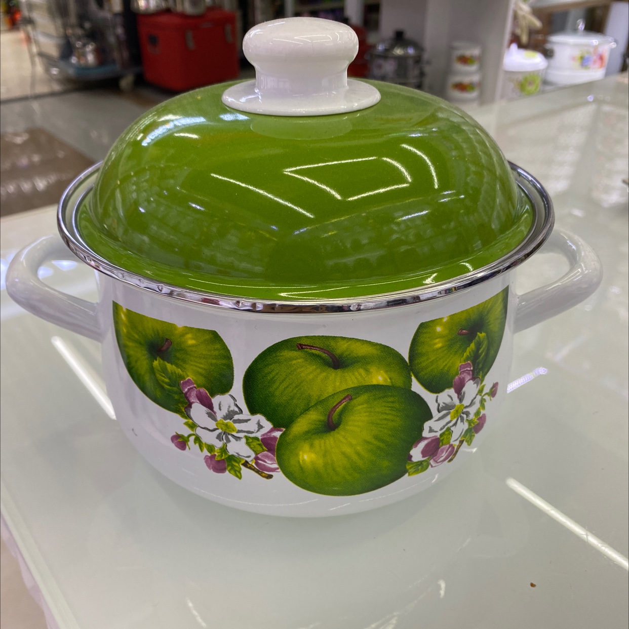 Enamel pot green apples