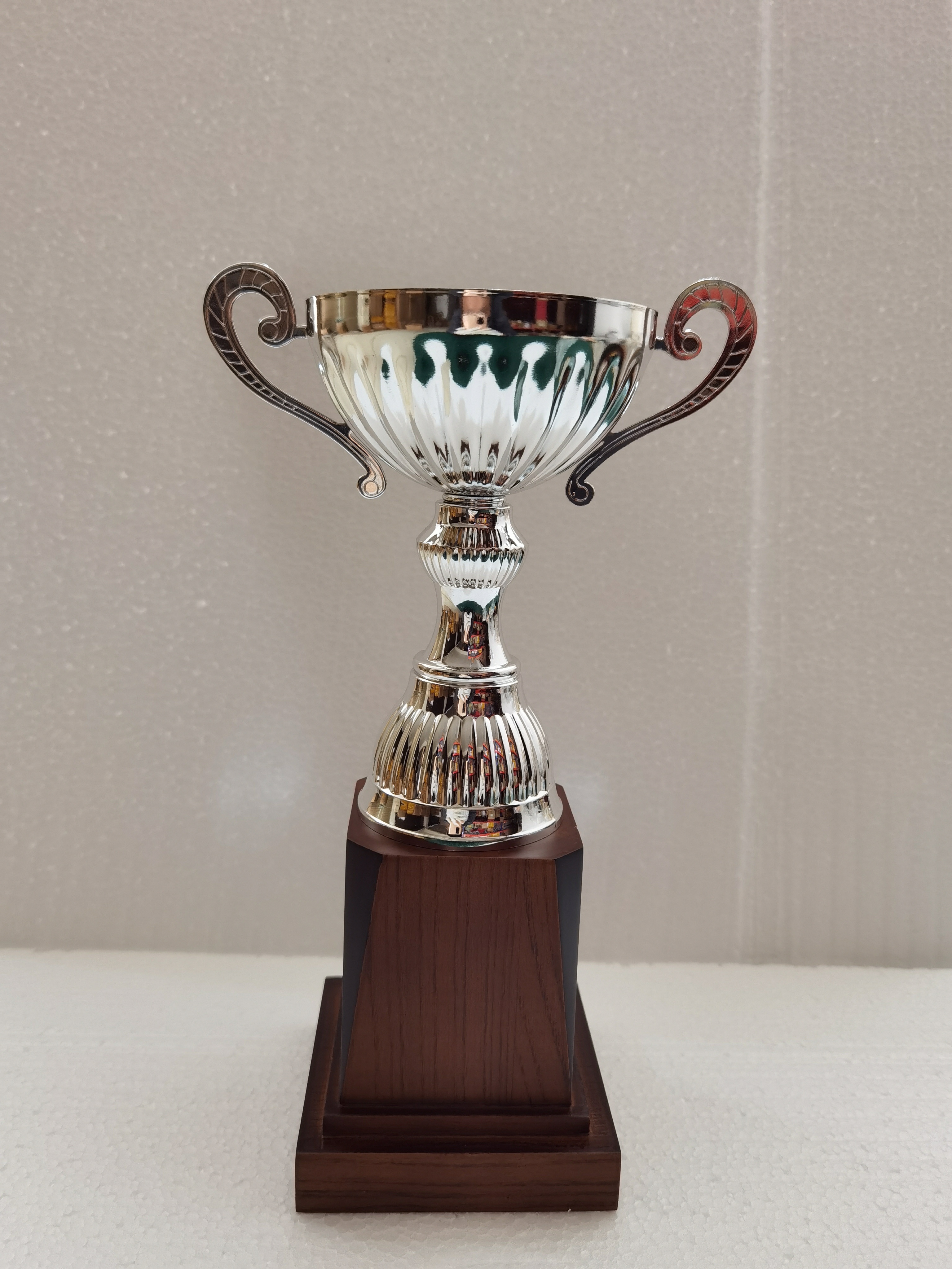 Gold, silver and copper metal wooden base trophies, high-end trophies, texture trophies, sports meeting award ceremony trophies, annual meeting prizes details Picture