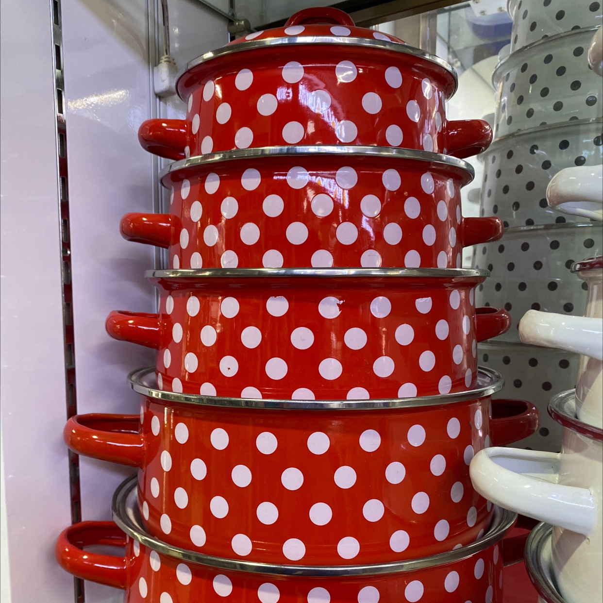 The enamel pot with red and white dots is fashionable