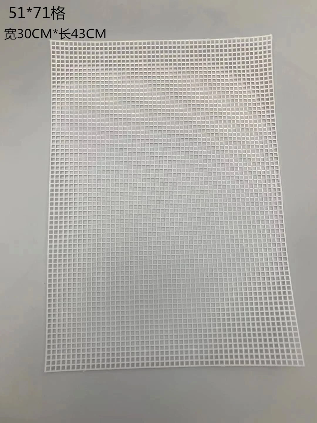 Diy students hand-weave plastic mesh sheets for circular export supply. Cut 4MM large-hole 101 mesh sheets for the bottom lining of woven bags detail image 5