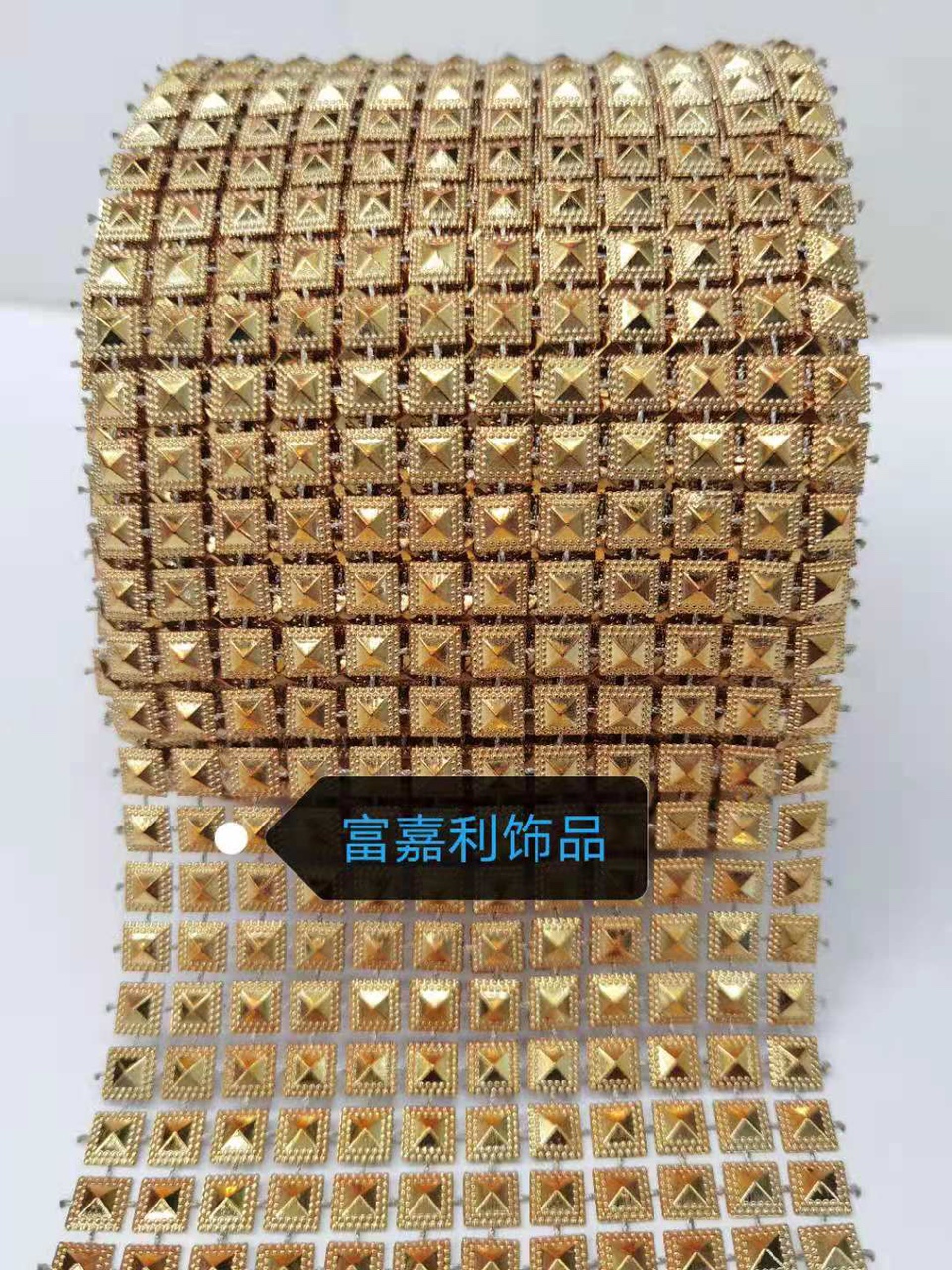 12 rows of double-sided pyramid gold