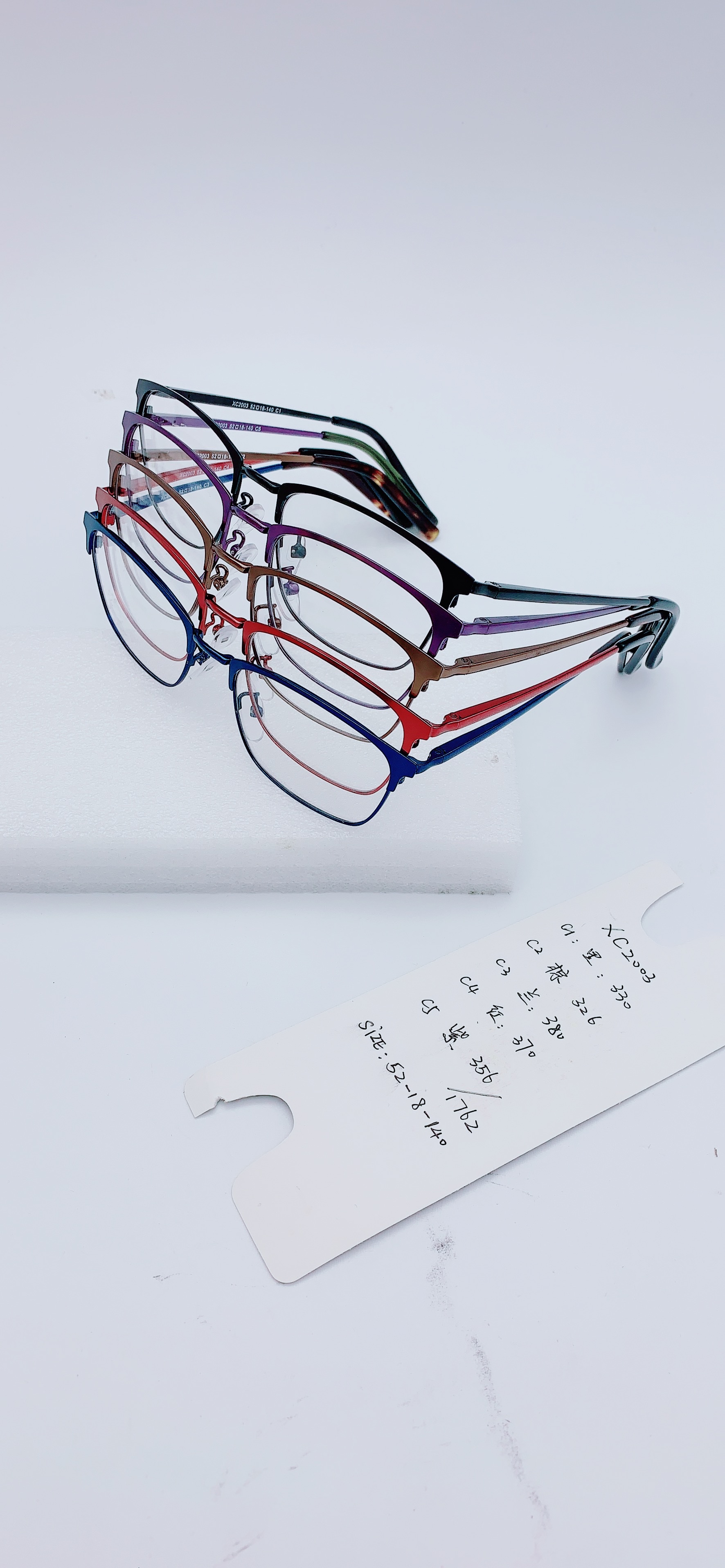 يتم طرح نظارات في إطار العدسة في مجموعة متنوعة من أساليب الأزياء Item Picture