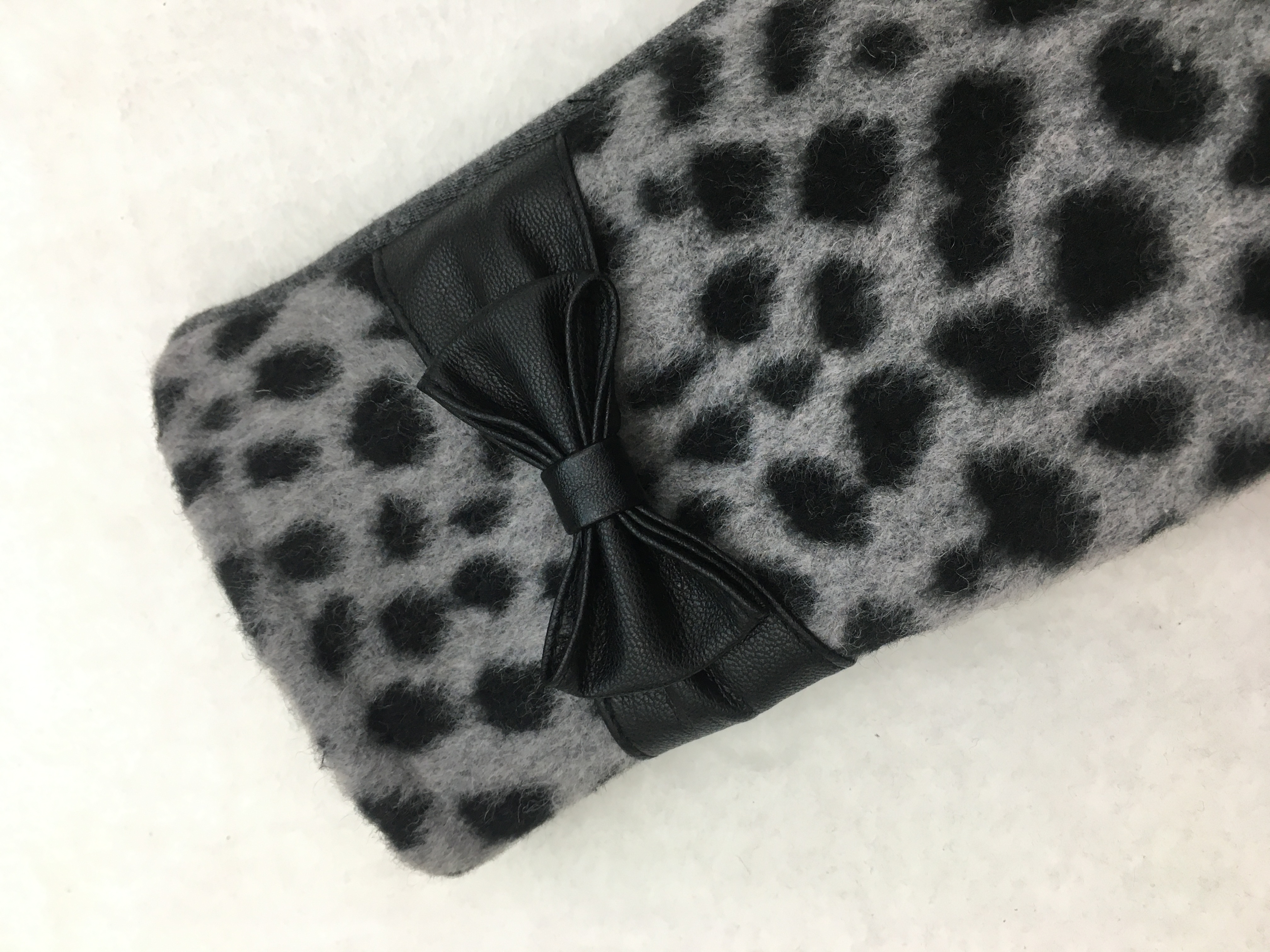 The Mauni leopard print bow gloves do not shed fleece on the palm details Picture