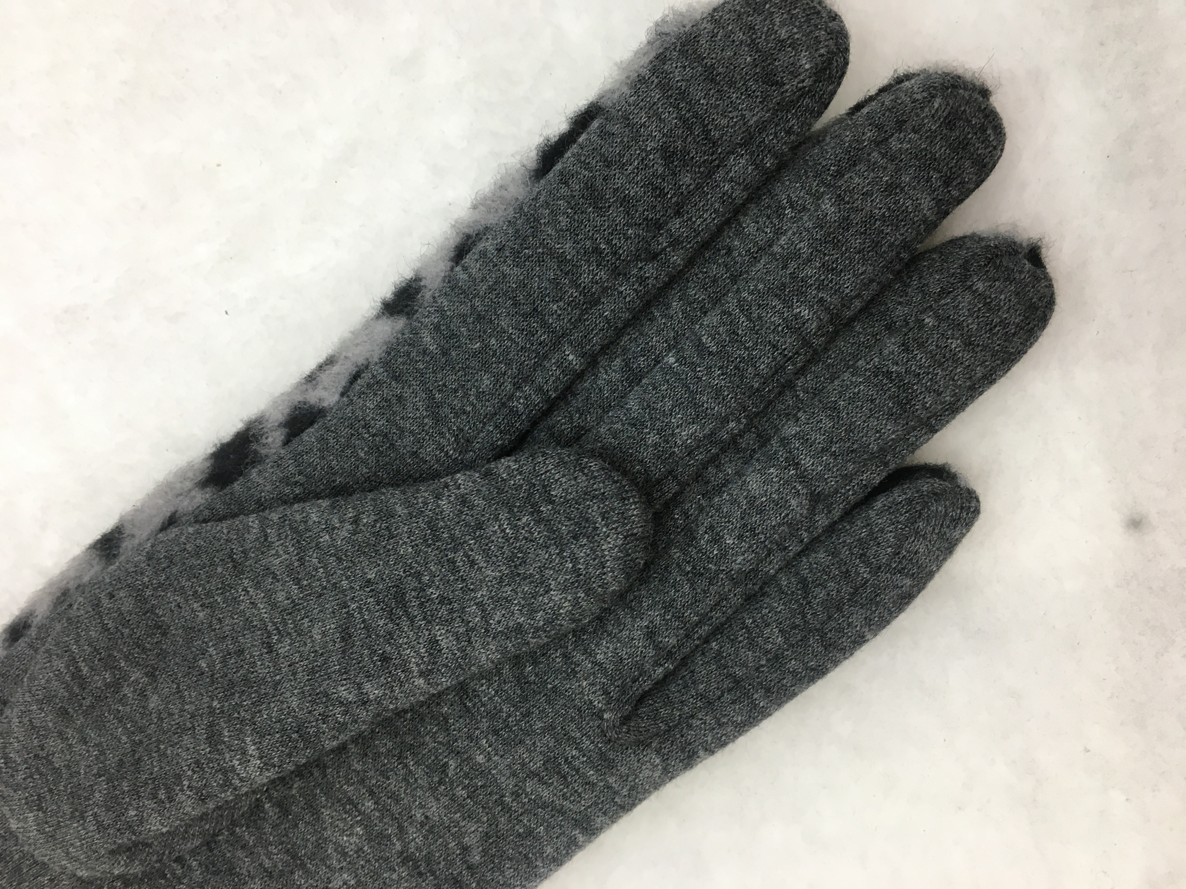 The Mauni leopard print bow gloves do not shed fleece on the palm Specification image