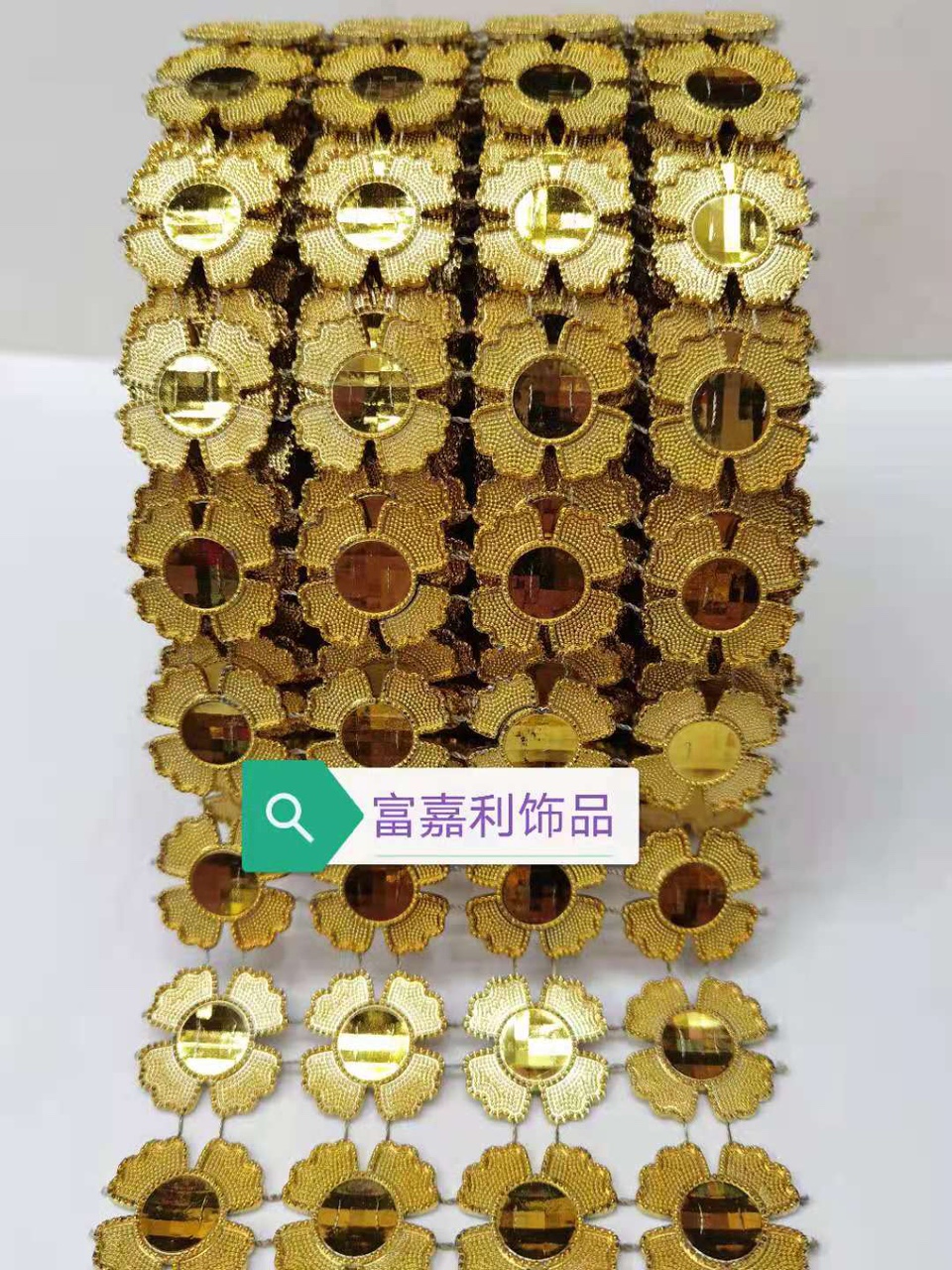 Four rows of fan-shaped gold