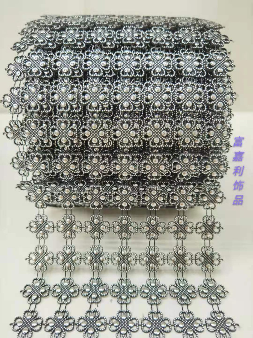Seven rows of Chinese knots with black background and silver foil