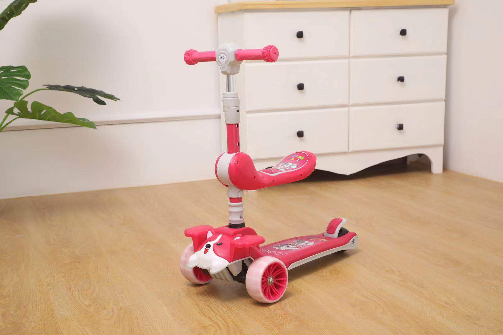 The little dog folding three-in-one is about 10 meters tall