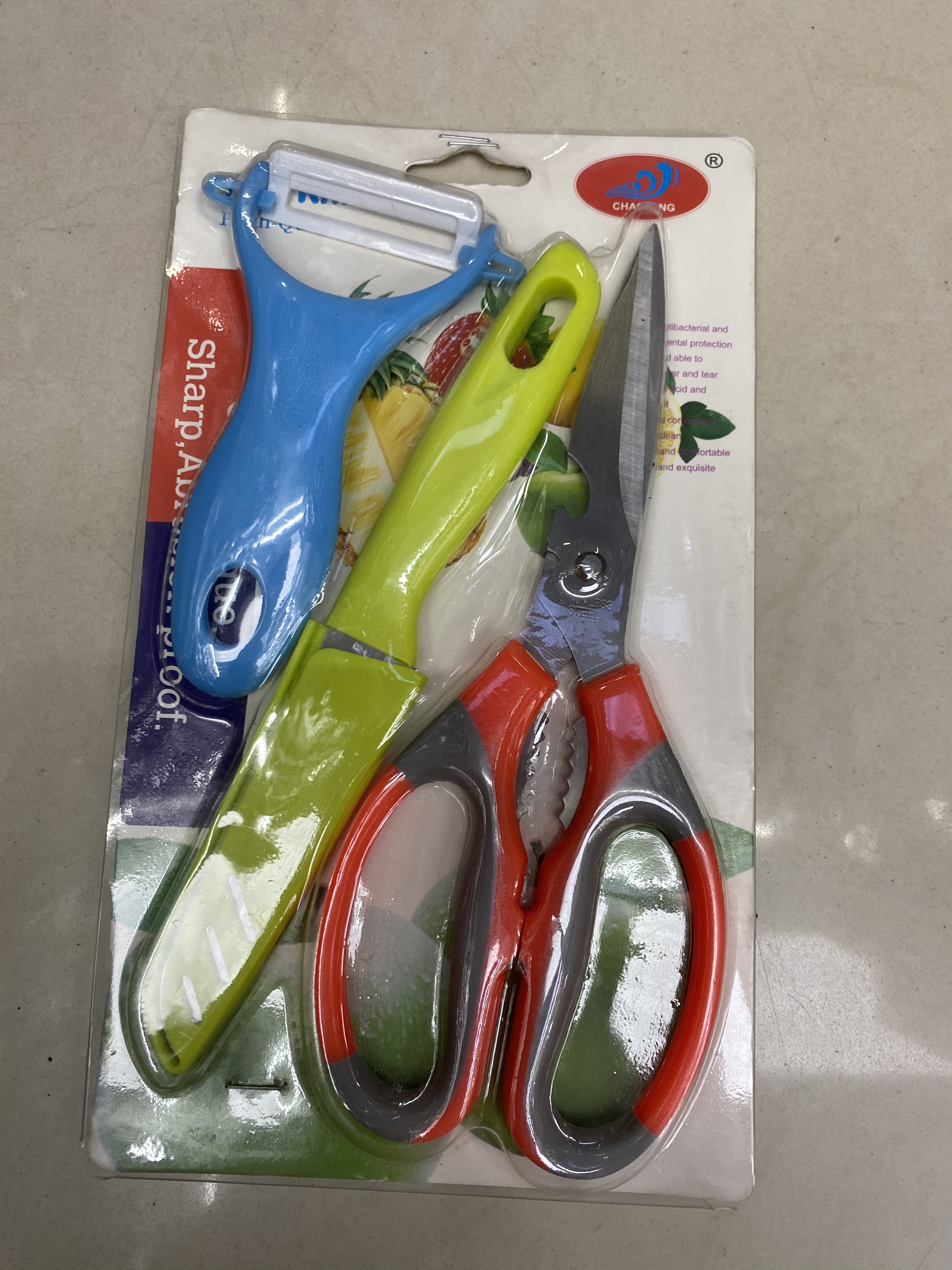 Scissors set: Fruit knife, plastic peeler, kitchenware Application Scenario