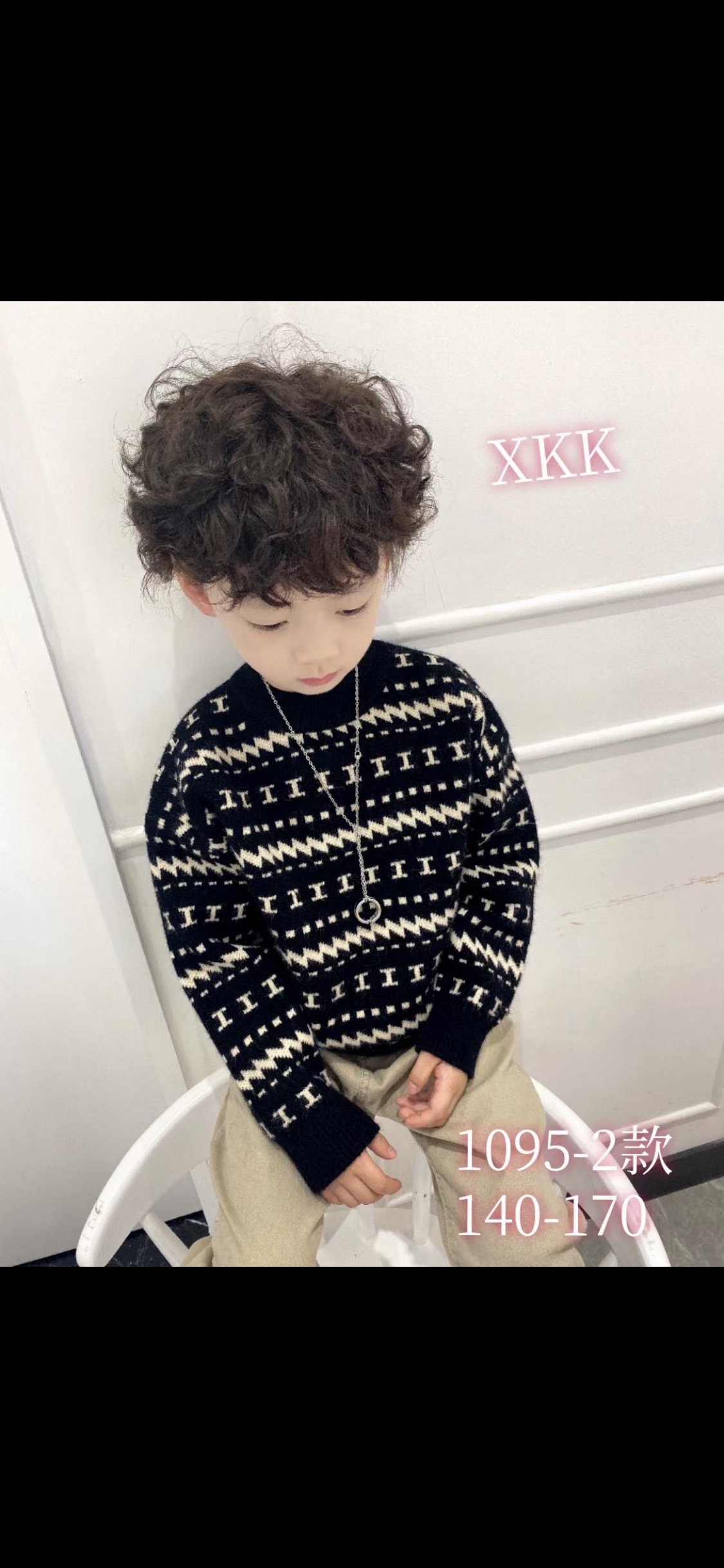 A boy with contrasting colors in the 2022 new sweater