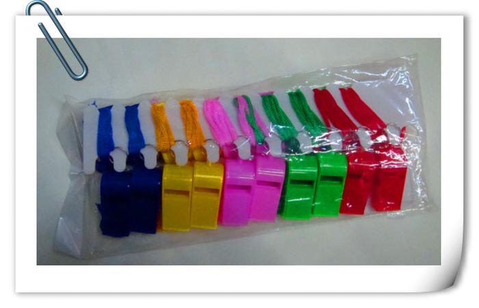 儿童塑料口哨彩色哨子带绳子OK哨裁判哨球迷哨子幼儿园宝宝小礼物