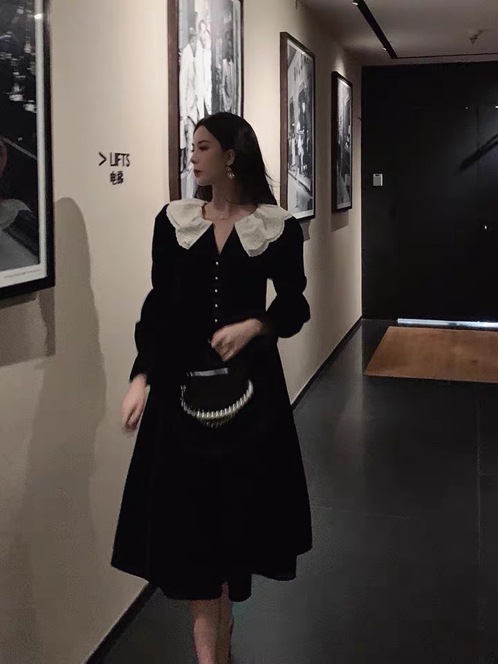 黑色连衣裙女秋冬法式长裙宫廷赫本风复古气质娃娃领长袖丝绒裙子