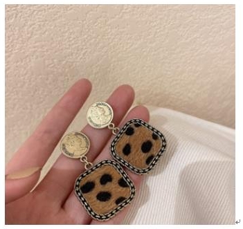 Metal viento cabeza hombre leopardo pendientes