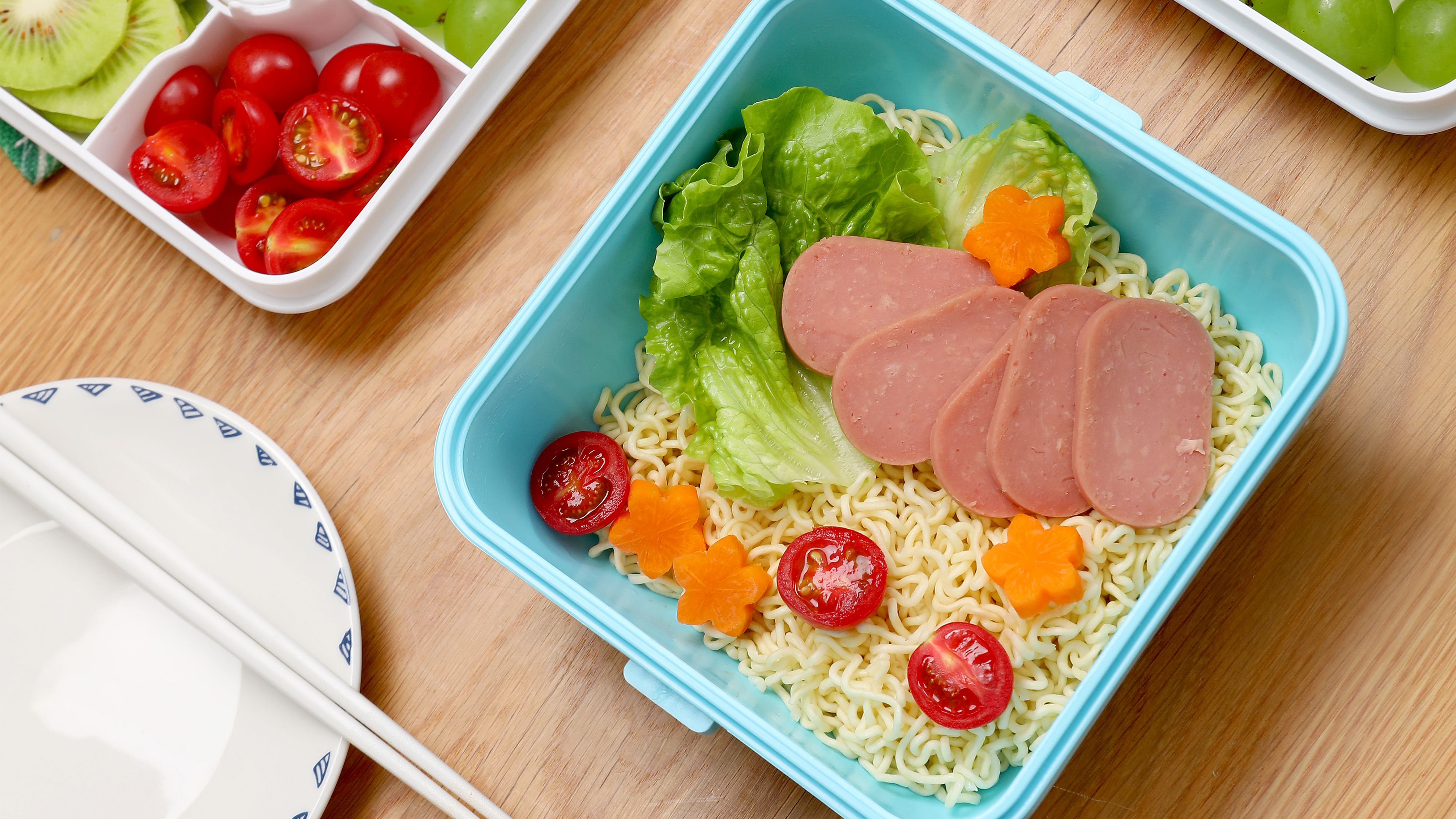 Best-selling portable creative salad bowl, four-compartment food storage box, headphones, lunch box, fashionable plate, hand-held customization