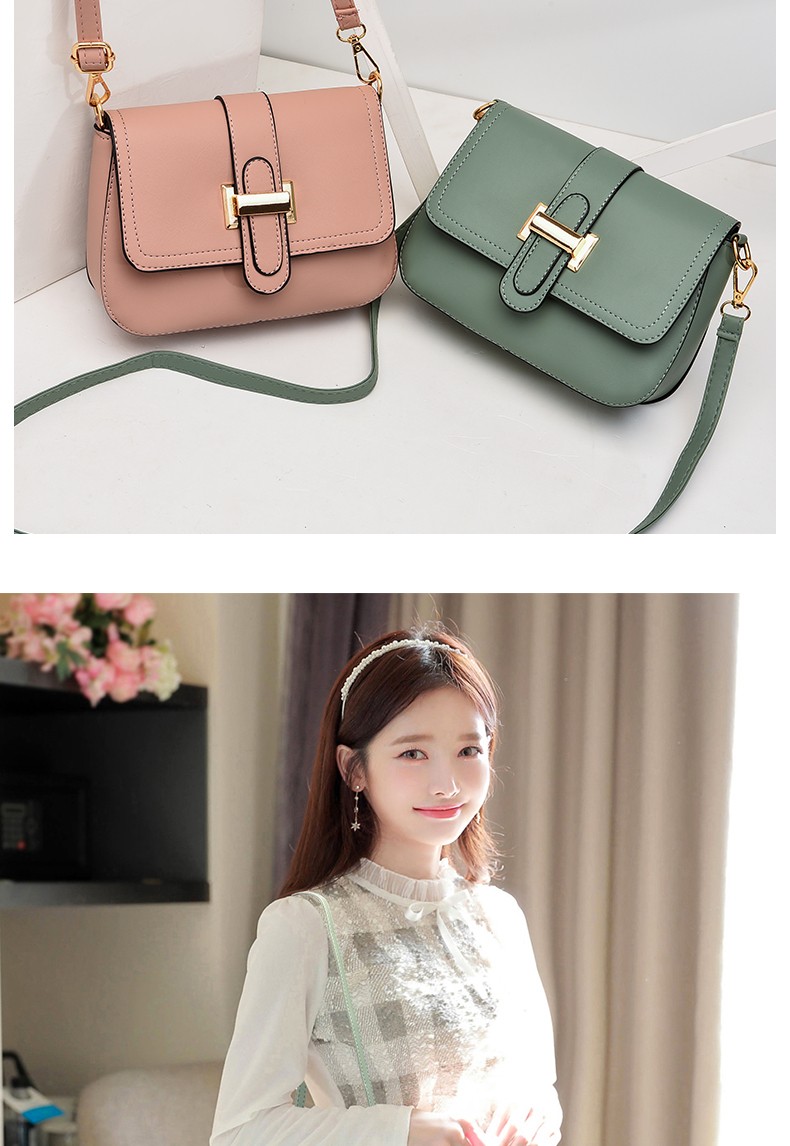 Ladies' small square bags in stock for wholesale. Simple and high-end style, crossbody, stylish, broadband, fashionable and trendy street stall bags. Factory direct sales. Supports live streaming and drop shipping detail image 4
