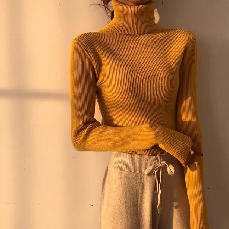 姜黄色紧身高领上衣