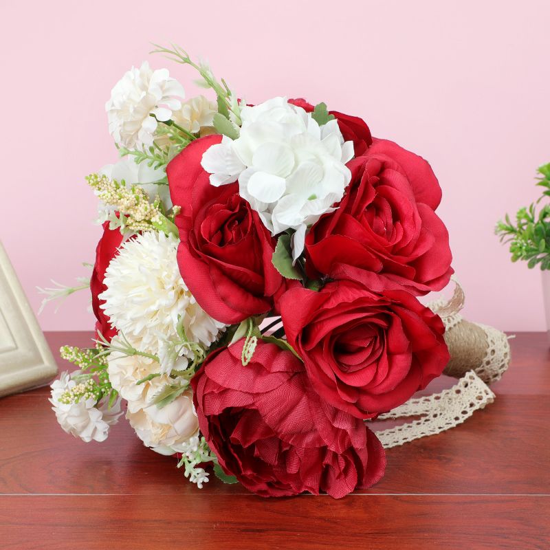 Chinese-style red bride's hand-held bouquet, simulated fresh wine, red velvet rose bouquet wedding photography