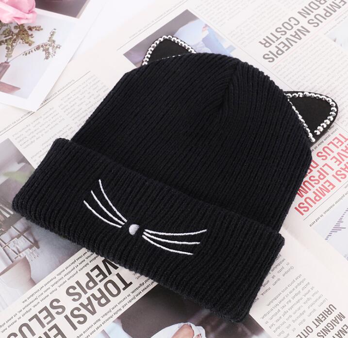 The new warm knit hat for autumn and winter is lovely full figure