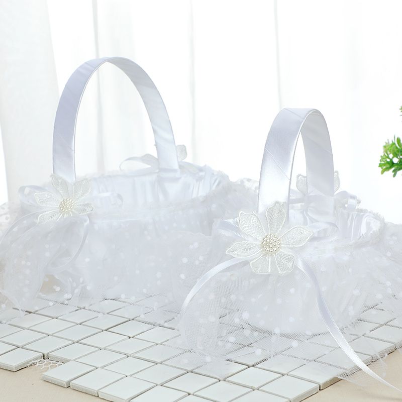 Creative handmade flower baskets for Western-style wedding supplies, romantic heart-shaped hand-held baskets, and wedding candy baskets for brides Application Scenario