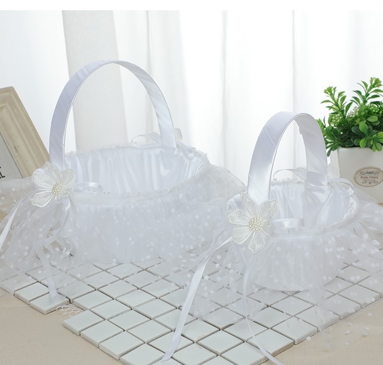 Creative handmade flower baskets for Western-style wedding supplies, romantic heart-shaped hand-held baskets, and wedding candy baskets for brides detail image 4