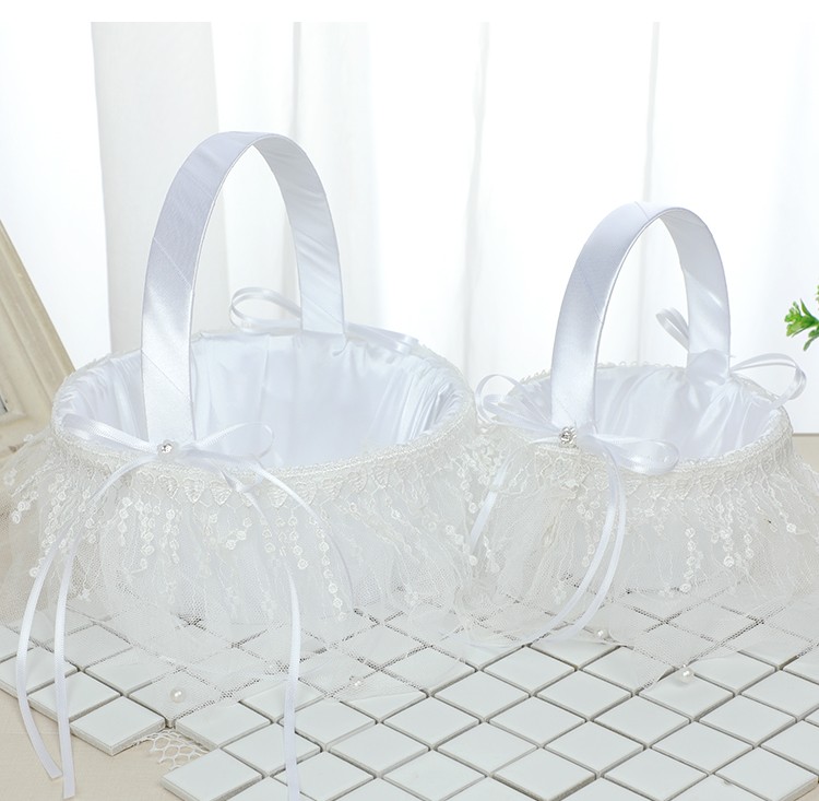 Creative handmade flower baskets for Western-style wedding supplies, romantic heart-shaped hand-held baskets, and wedding candy baskets for brides detail image 3