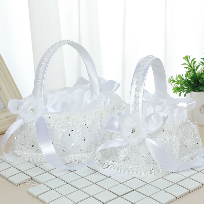 Creative handmade flower baskets for Western-style wedding supplies, romantic heart-shaped hand-held baskets, and wedding candy baskets for brides