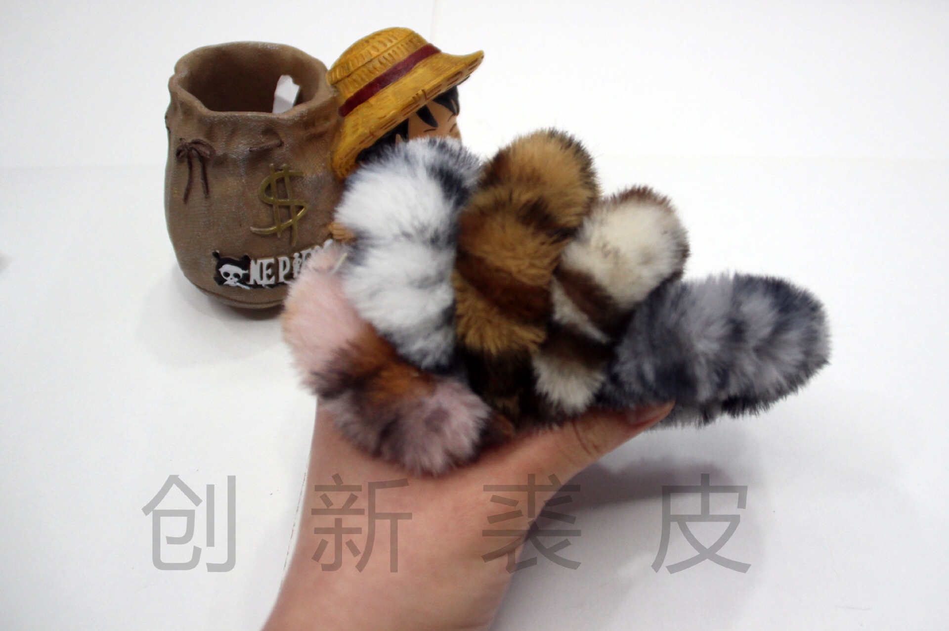 The autumn and winter leopard-print plush hair band imitating a rex rabbit is a popular Instagram style. It's sweet and cute. The double ponytail is super fairy-like. It's a thick hair accessory with a string Specification image