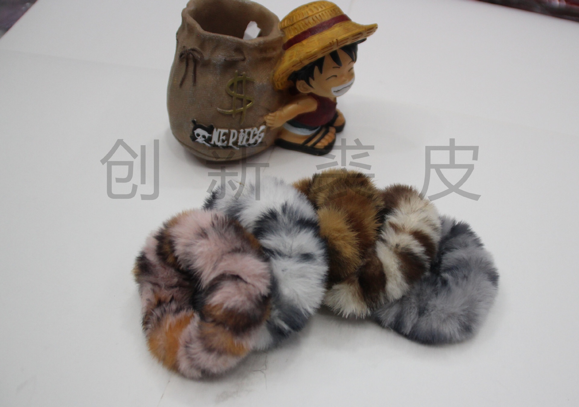 The autumn and winter leopard-print plush hair band imitating a rex rabbit is a popular Instagram style. It's sweet and cute. The double ponytail is super fairy-like. It's a thick hair accessory with a string Application Scenario