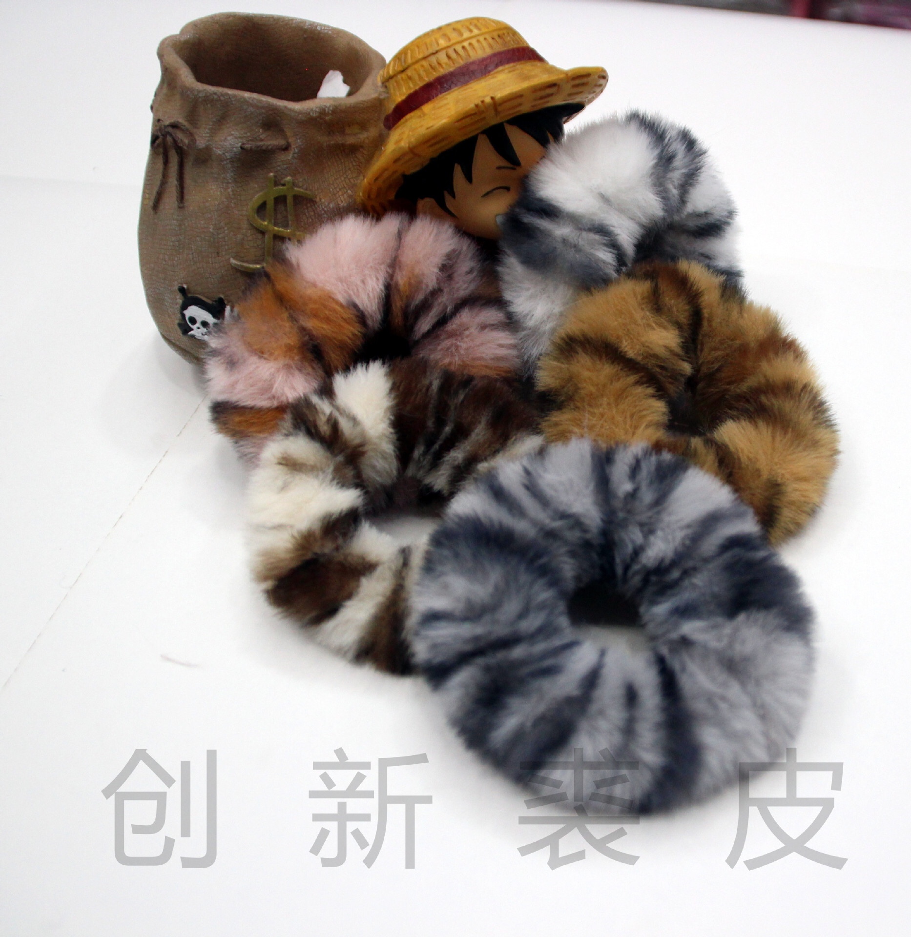 The autumn and winter leopard-print plush hair band imitating a rex rabbit is a popular Instagram style. It's sweet and cute. The double ponytail is super fairy-like. It's a thick hair accessory with a string details Picture