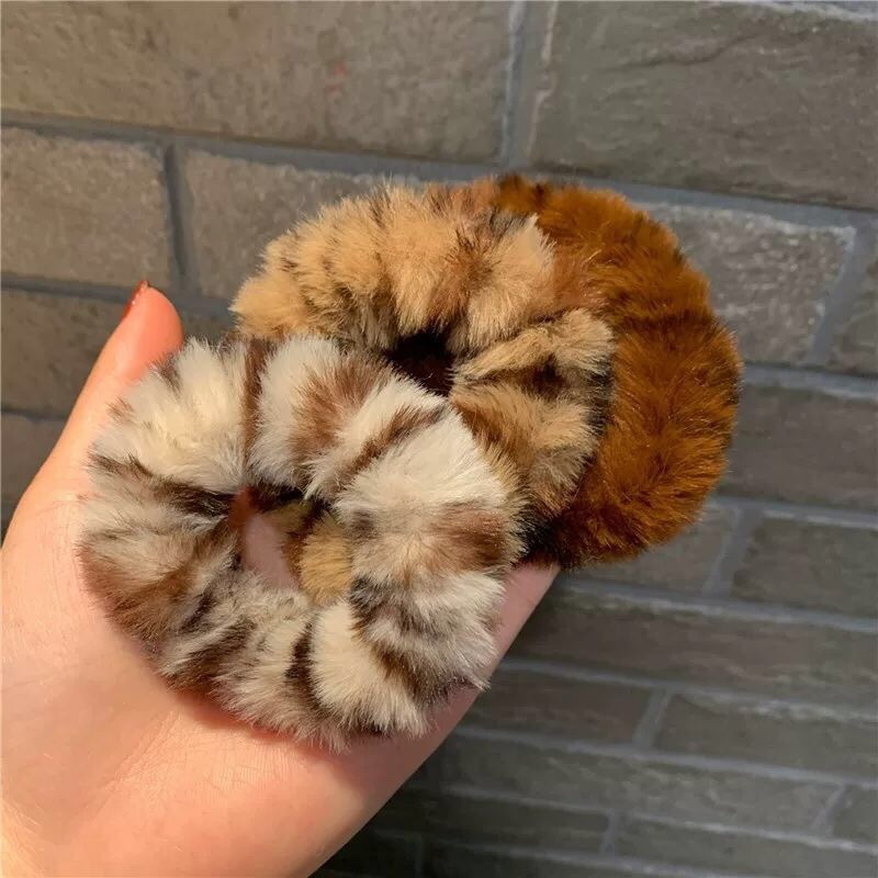 The autumn and winter leopard-print plush hair band imitating a rex rabbit is a popular Instagram style. It's sweet and cute. The double ponytail is super fairy-like. It's a thick hair accessory with a string detail image 3