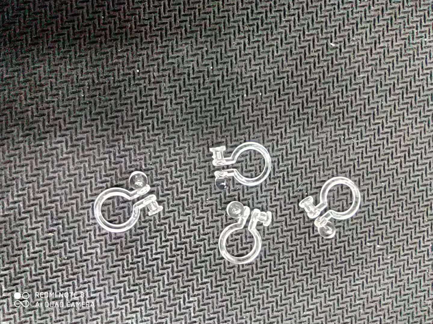 Hole-free plastic ear clips