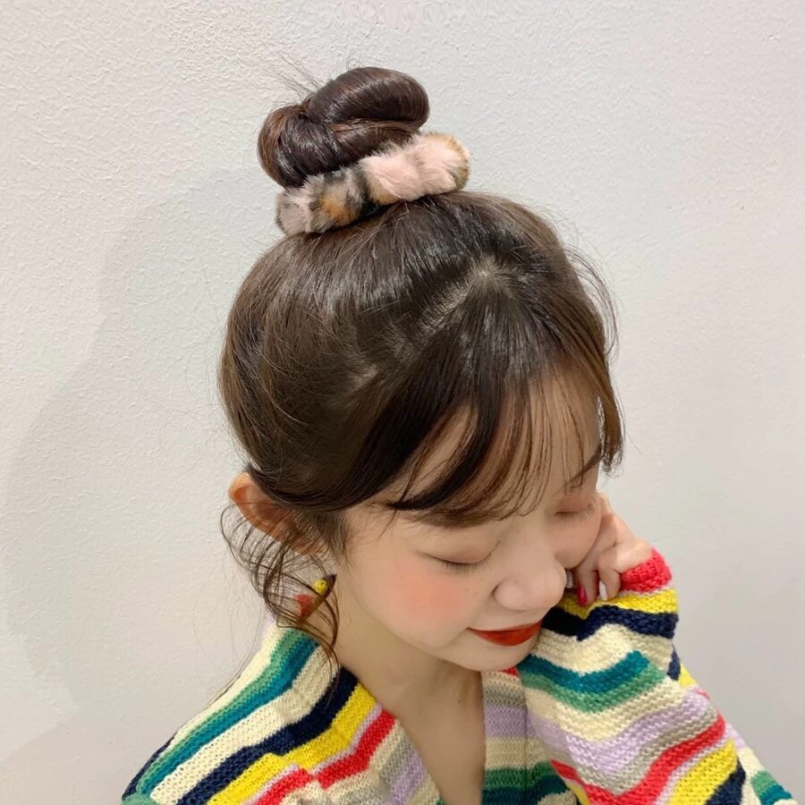The autumn and winter leopard-print plush hair band imitating a rex rabbit is a popular Instagram style. It's sweet and cute. The double ponytail is super fairy-like. It's a thick hair accessory with a string detail image 1
