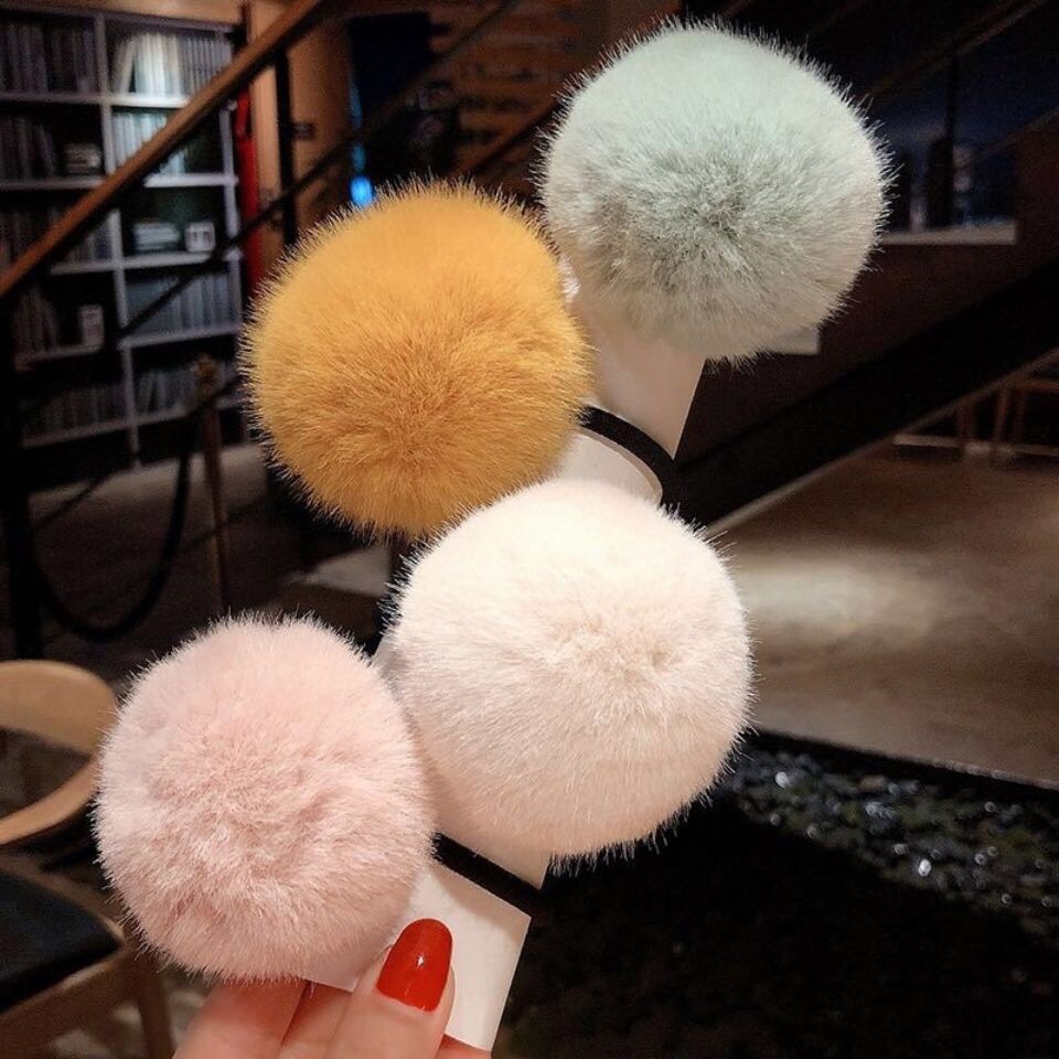 Korean plush headwear, candy-colored large fur ball hair tie, autumn and winter hair tie, rubber band, popular fairy hair accessory, versatile wrinkled pearl jewelry, alloy pendant accessory, resin accessory details Picture