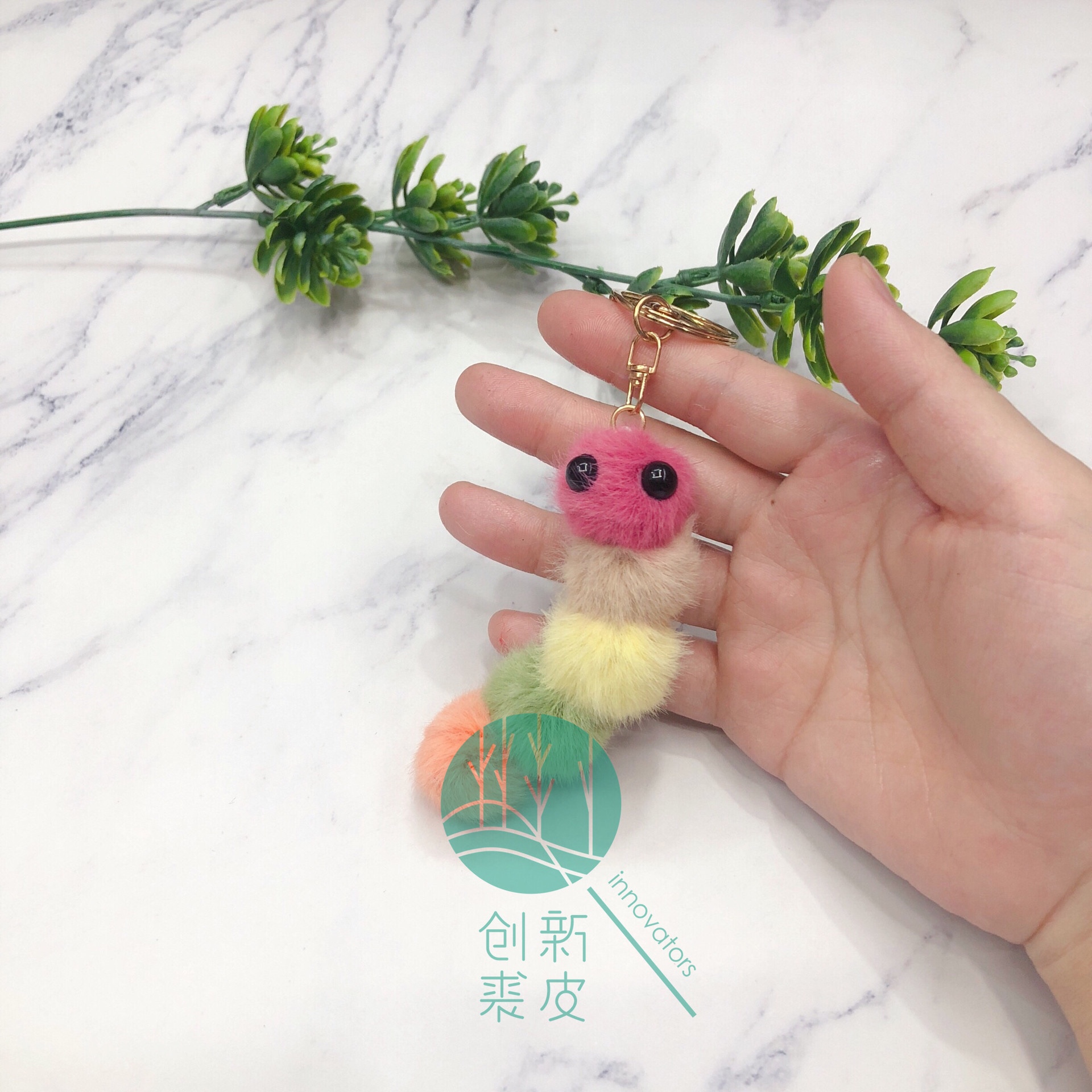 2020 creativo tendencia lindo caramelo color macaron color cartoon pelo bola de pelo orugas bolsa colgante llavero resina accesorios cerámica suave detail image 2