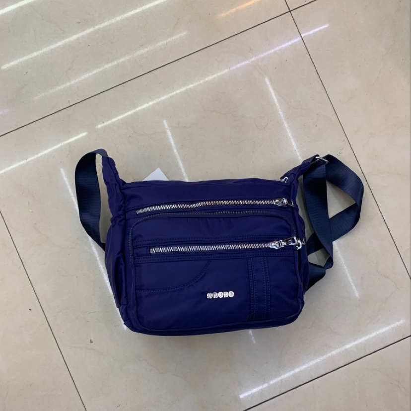 深蓝色挎包