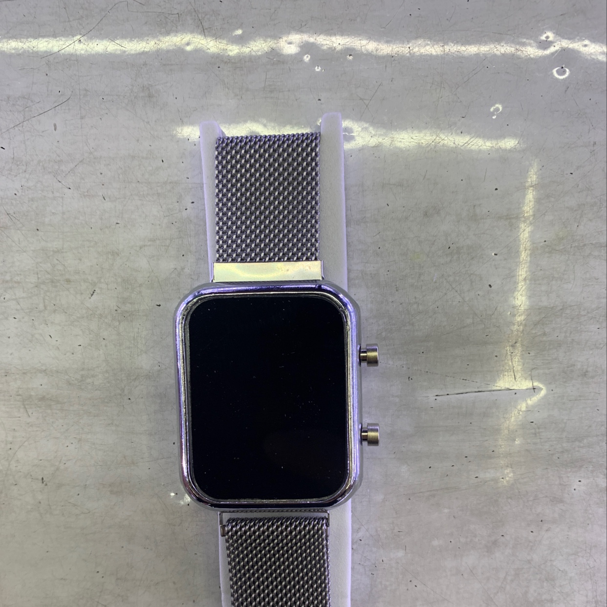 A fashionable and versatile LED electronic watch details Picture