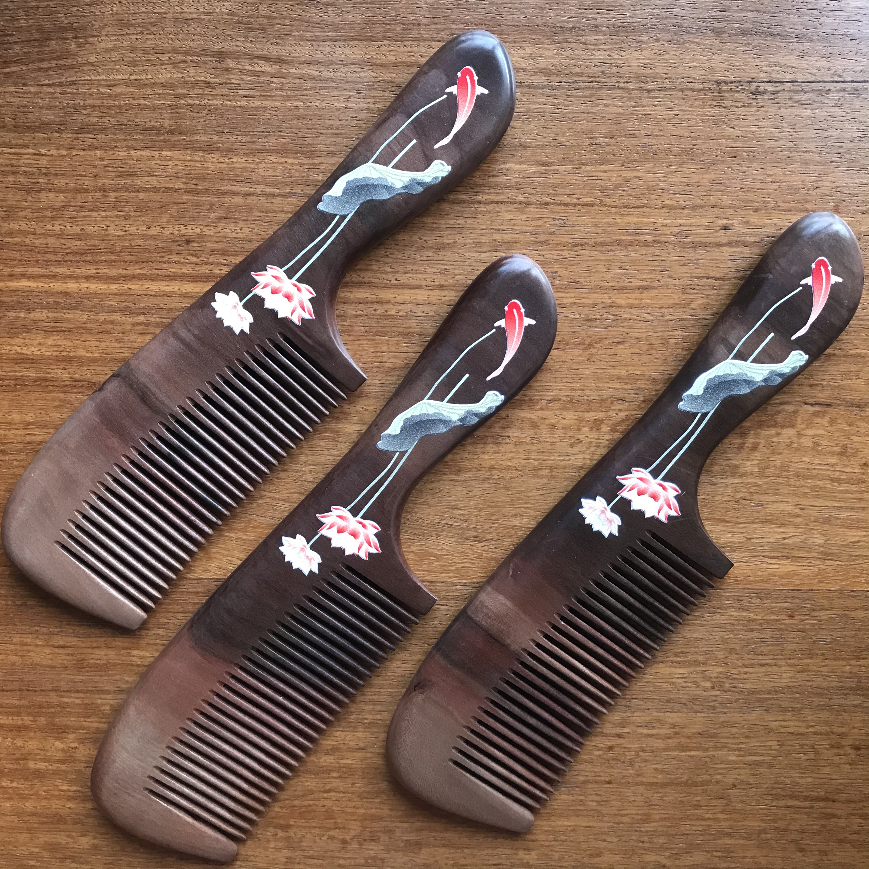 The natural peach wood comb with a handle and fine teeth, made with painting techniques, is an excellent gift for home use detail image 1