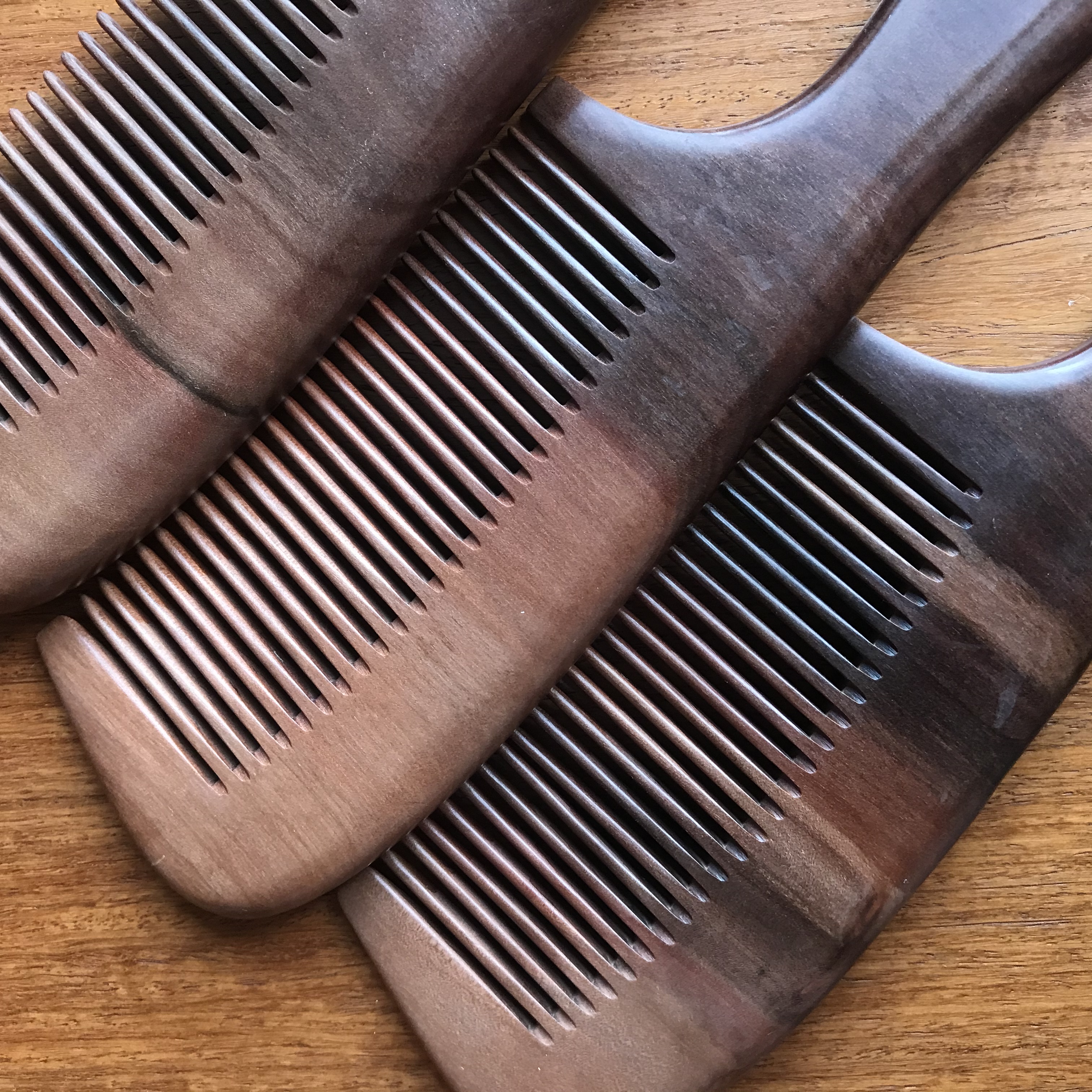 The natural peach wood comb with a handle and fine teeth, made with painting techniques, is an excellent gift for home use detail image 4
