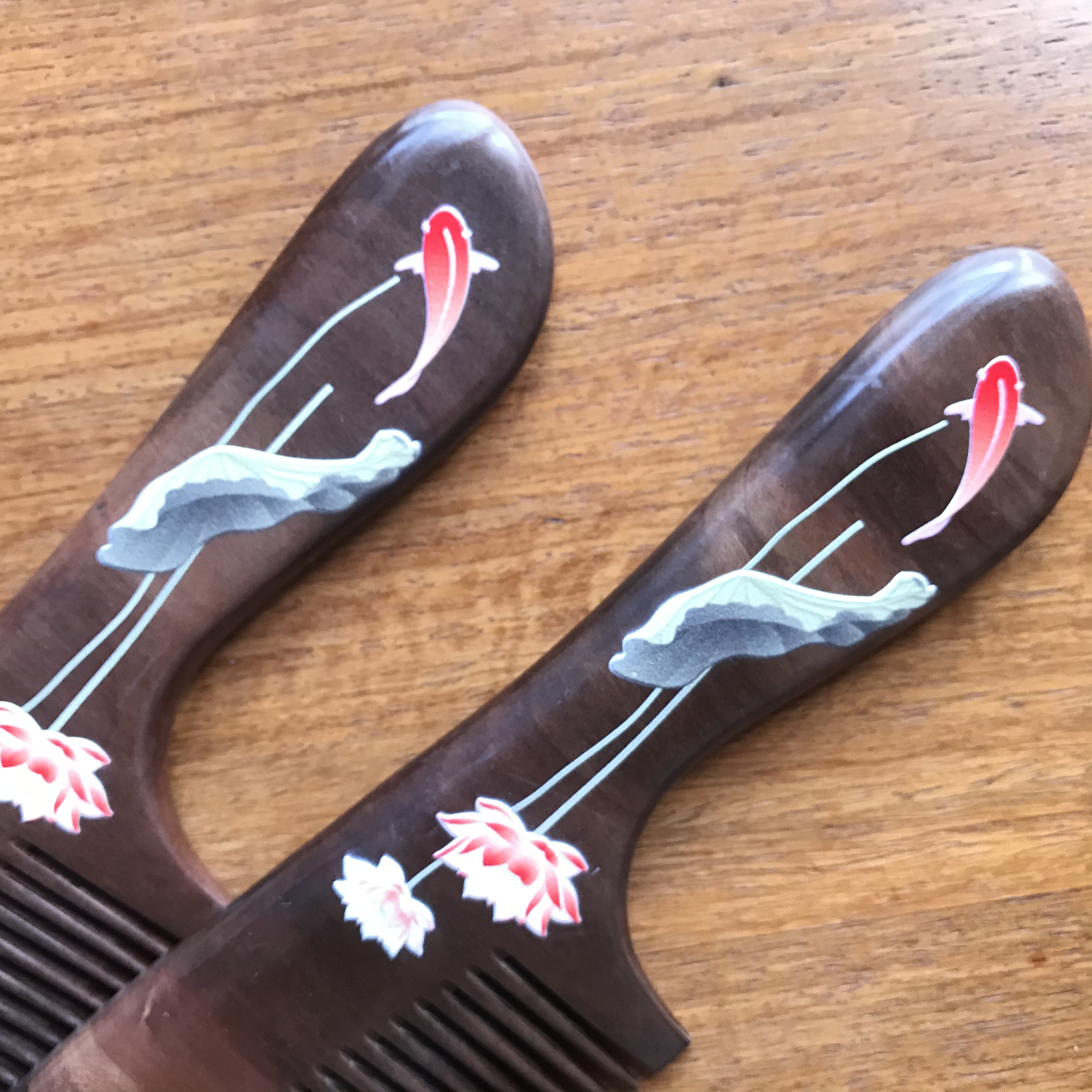 The natural peach wood comb with a handle and fine teeth, made with painting techniques, is an excellent gift for home use detail image 3