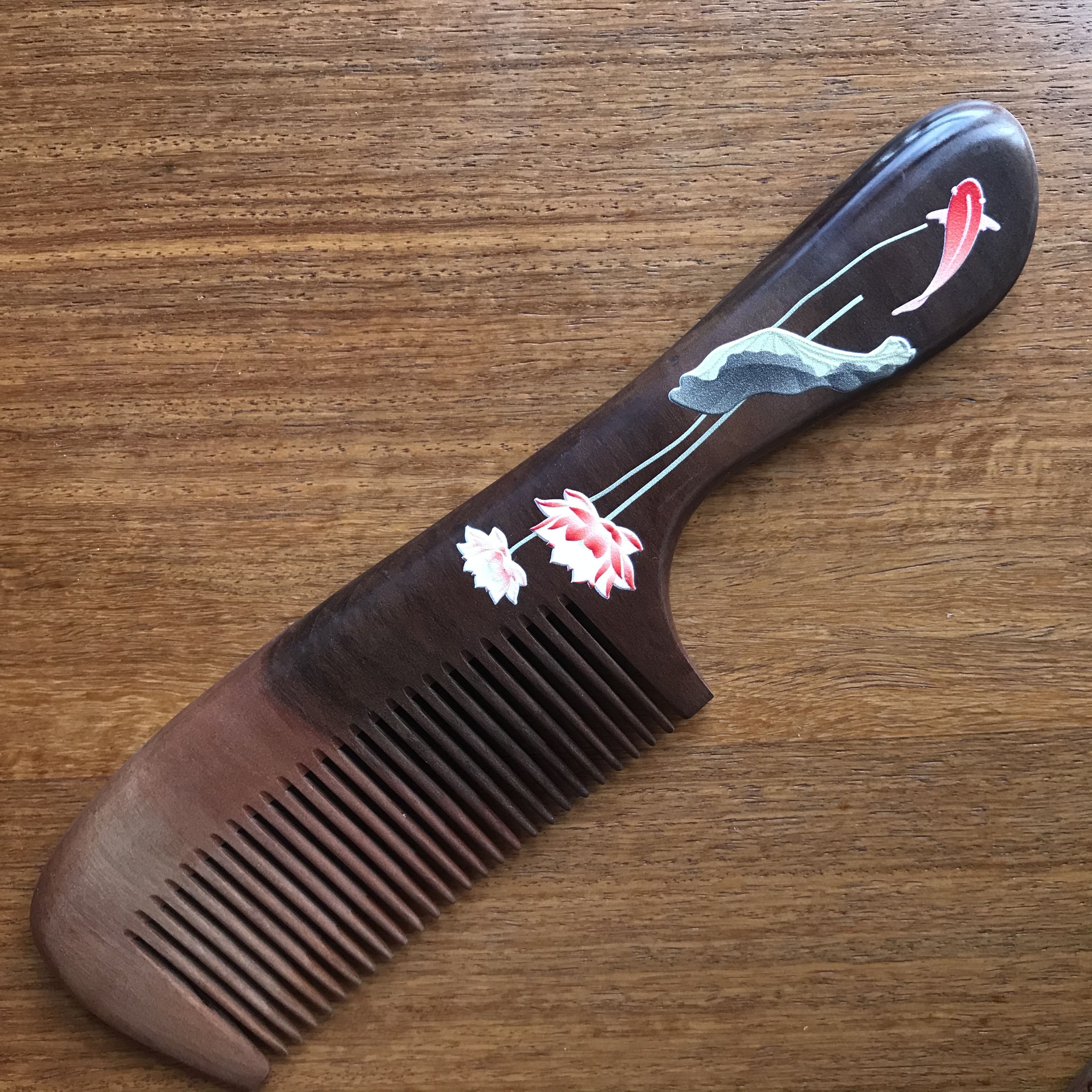The natural peach wood comb with a handle and fine teeth, made with painting techniques, is an excellent gift for home use detail image 2