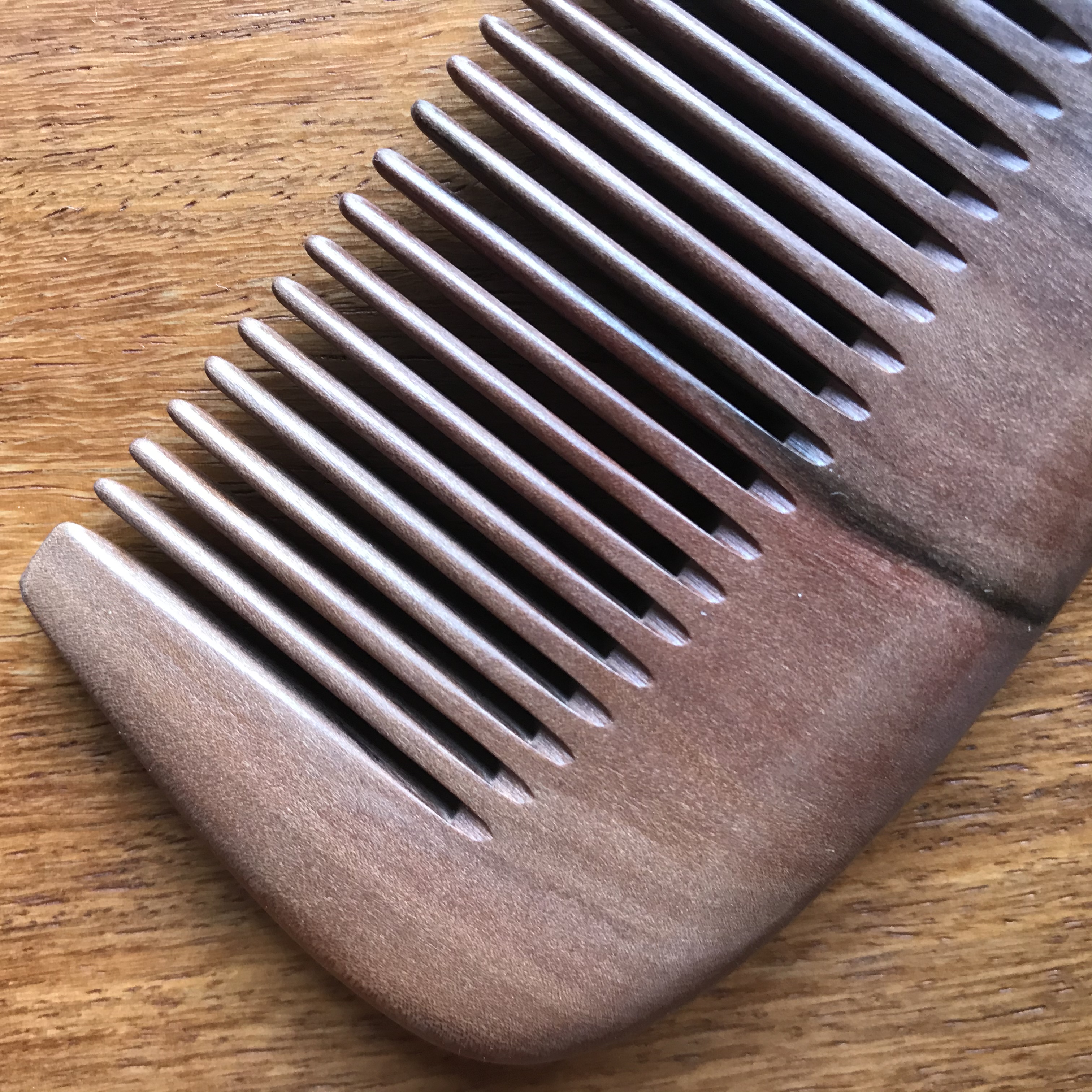 The natural peach wood comb with a handle and fine teeth, made with painting techniques, is an excellent gift for home use detail image 5