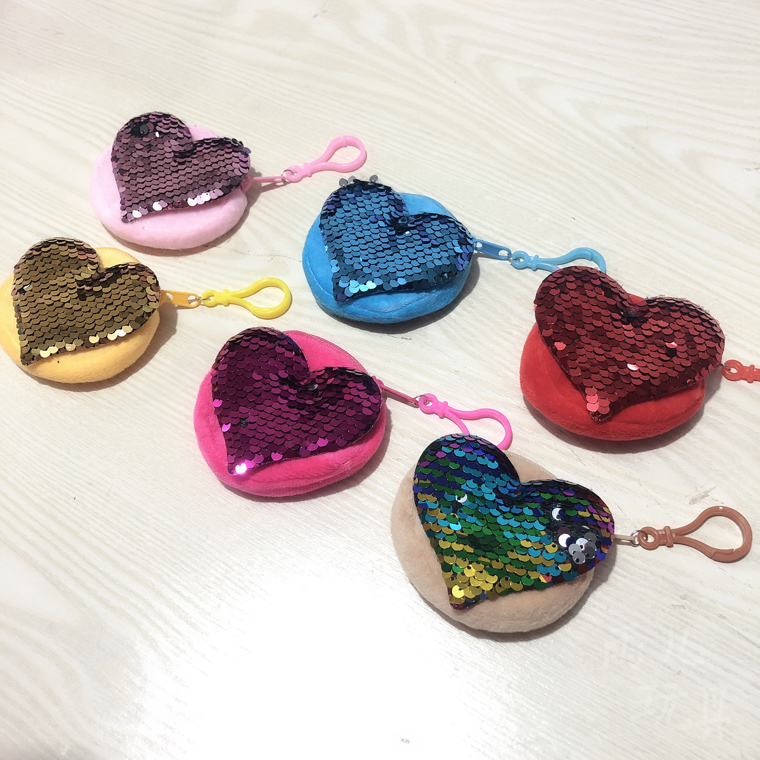 毛绒包8cm圆形钱包 爱心亮片贴片零钱包钥匙扣 毛绒零钱包 钱包硬币包白底实物图