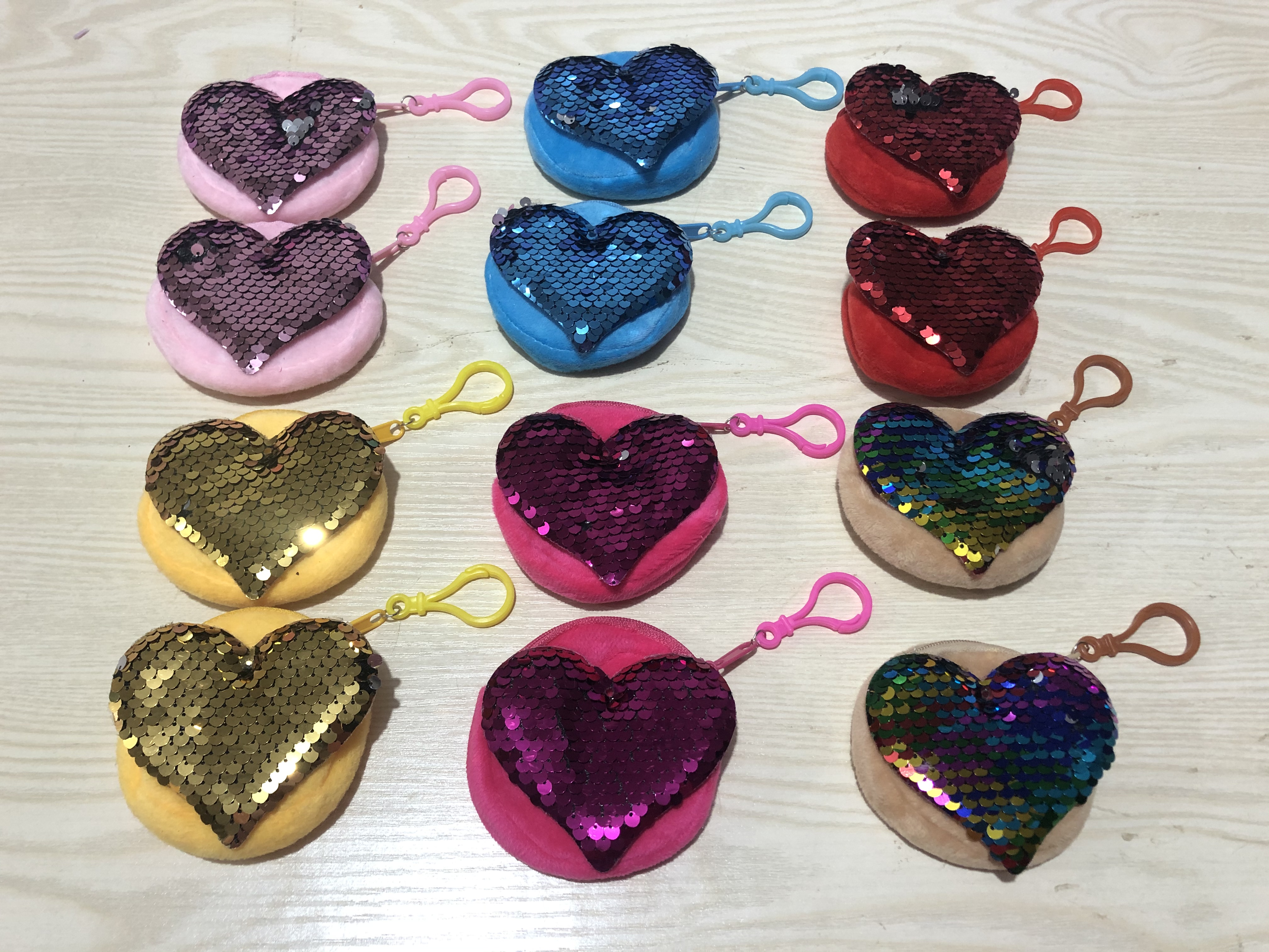 毛绒包8cm圆形钱包 爱心亮片贴片零钱包钥匙扣 毛绒零钱包 钱包硬币包详情图1