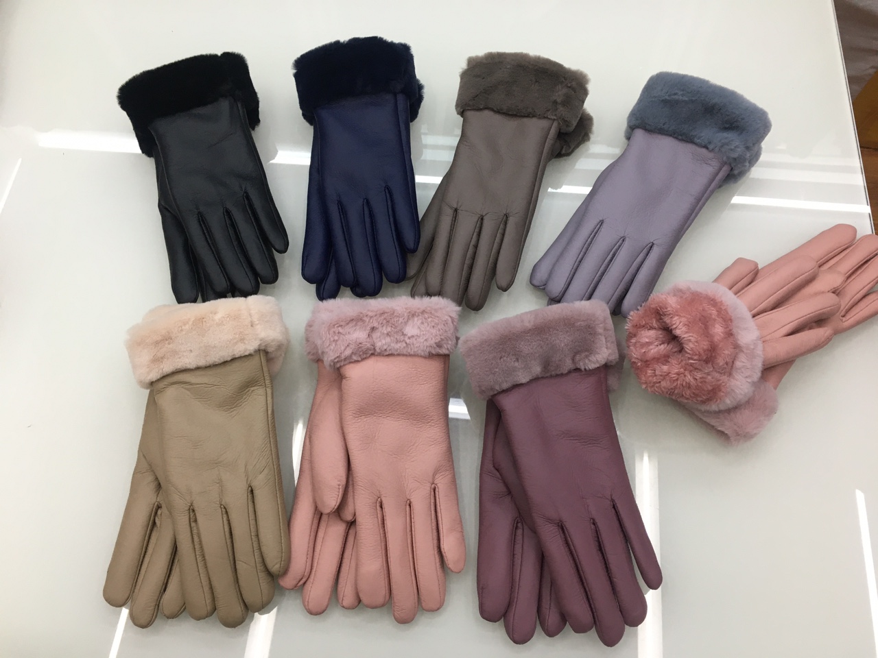 The 2023 fashion bestseller, the breathable leather Arctic fleece lining glossy women's fashion gloves, is a hot hit on the Internet