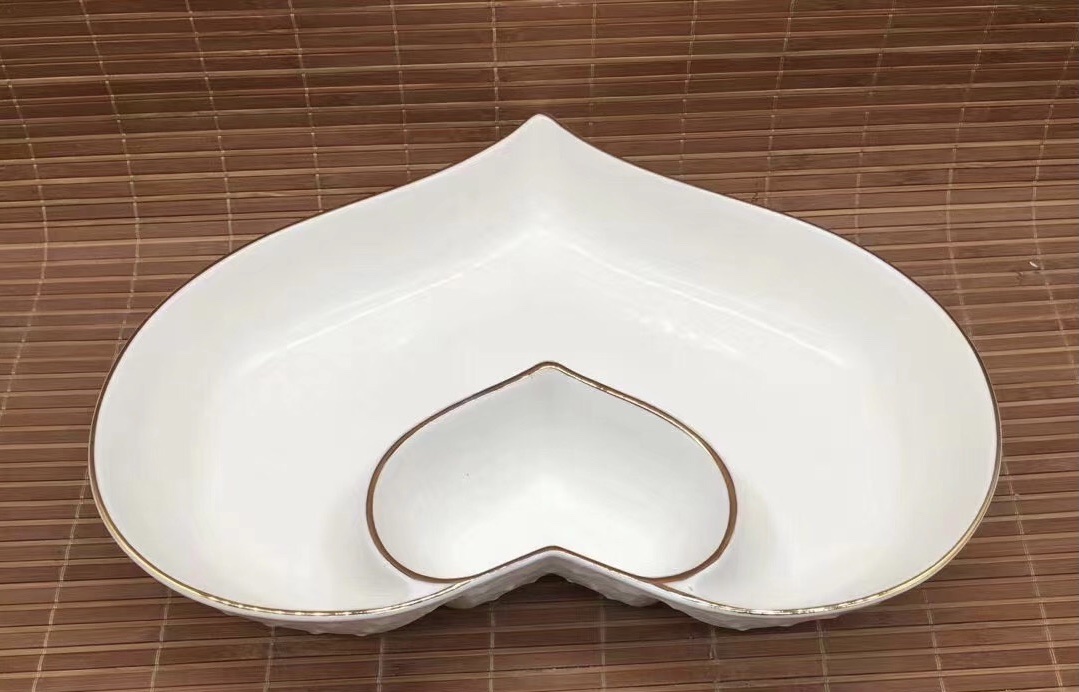 Ceramic heart-shaped candy plate with golden edges detail image 2