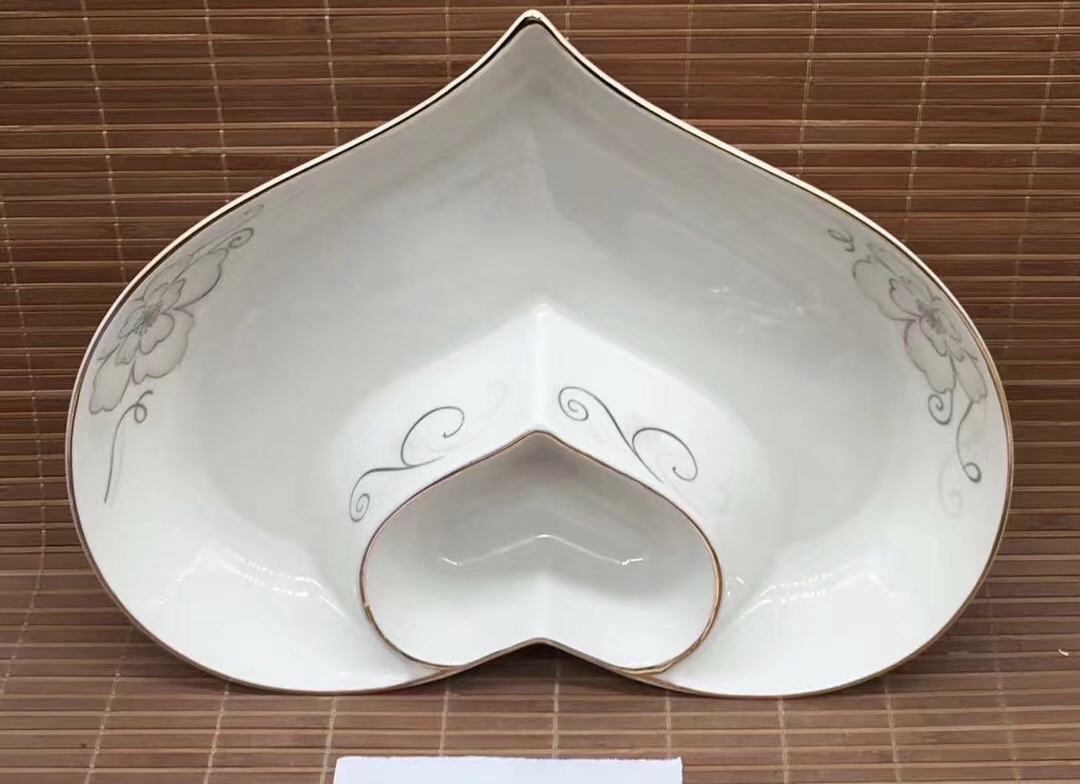 Ceramic heart-shaped candy plate with golden edges details Picture