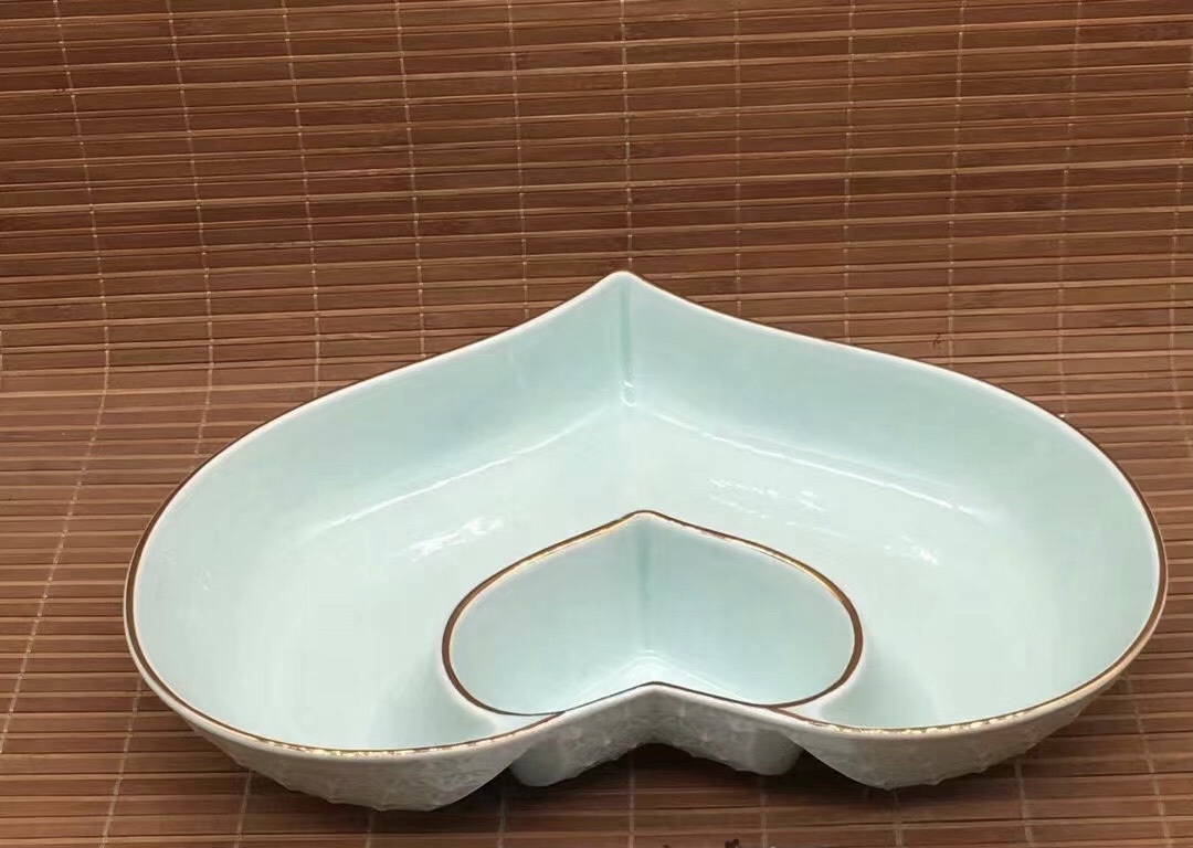 Ceramic heart-shaped candy plate with golden edges Application Scenario