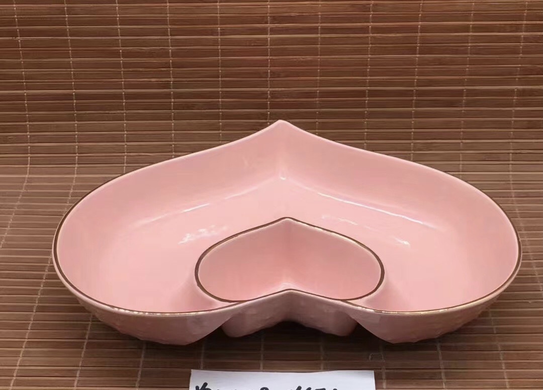 Ceramic heart-shaped candy plate with golden edges Item Picture