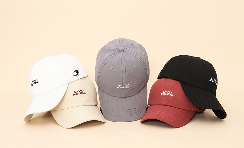 Fashionable small lettered baseball cap and soft-top baseball cap