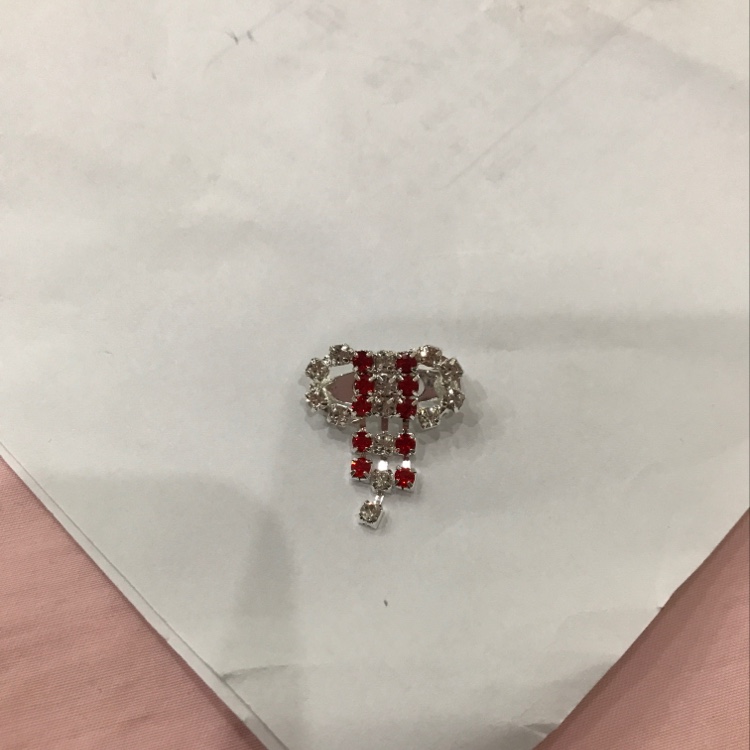 红色蝴蝶结胸针